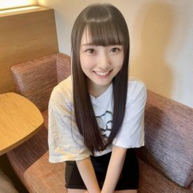 清纯系呆萌美少女！年纪不大超会玩！带上项圈道具自慰，假屌磨蹭骚逼，跳蛋塞入掰穴尿尿